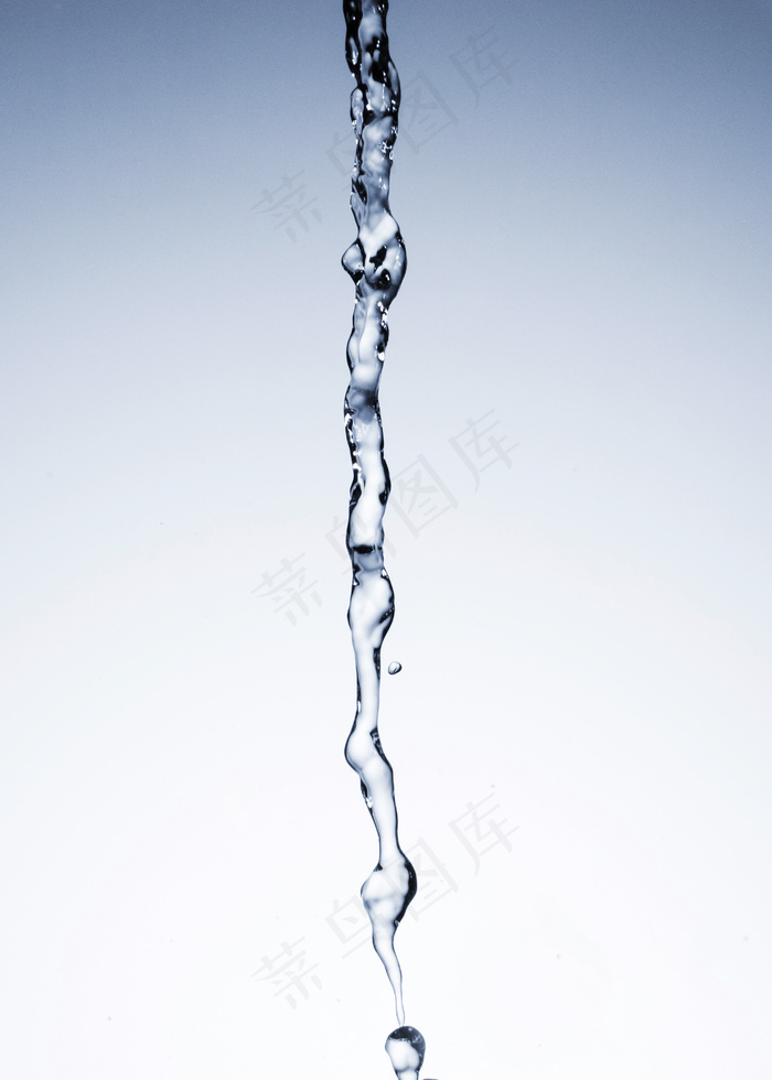 清澈的水流在浅色的背景上 - 菜鸟图库