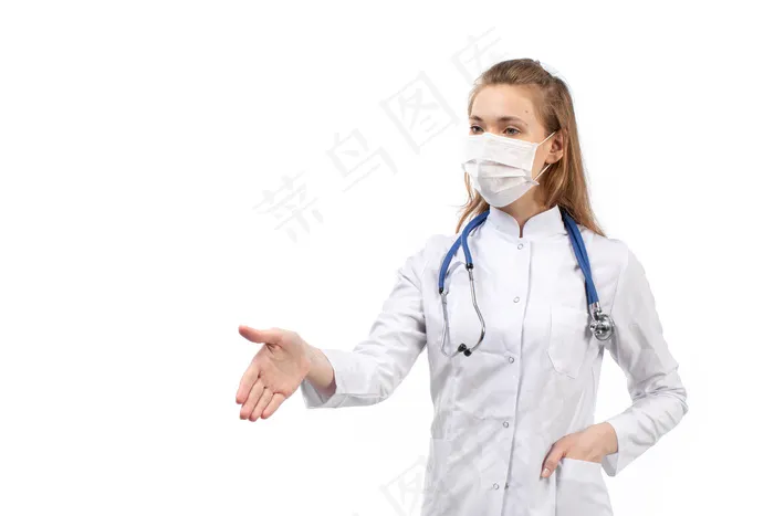 年轻女医生身着白色医疗服，戴着白色防护面罩，听诊器在白色上握手