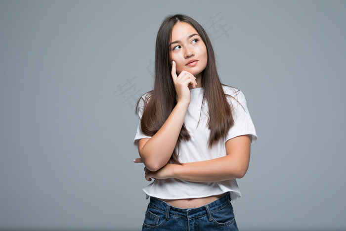 思考的女人和看复制空间孤立在灰色的背景上 手指在脸上 亚洲美人 菜鸟图库