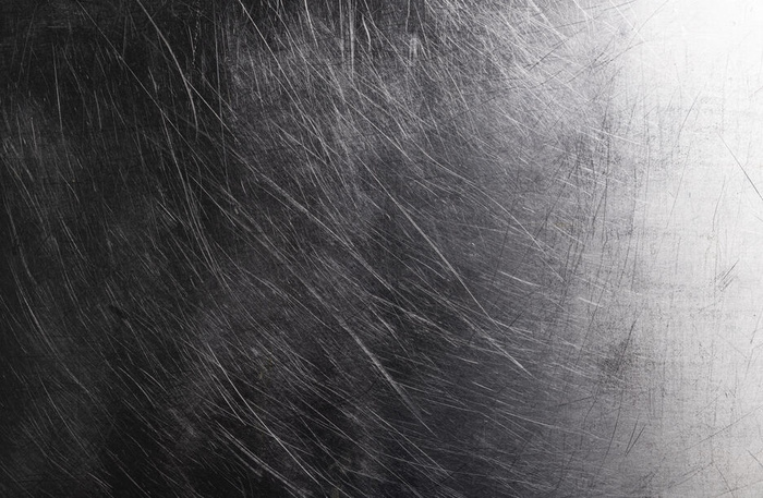 本素材作品名称为旧的闪亮金属背景,深色拉丝金属纹理有划痕,素材