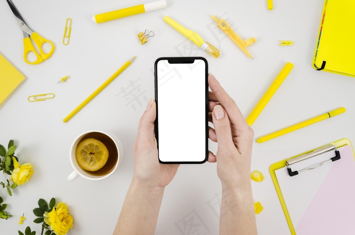 平放手拿着装有茶的智能手机模型样机psd模版下载,素材编号是1930403