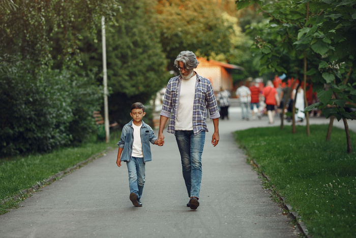 男孩和爷爷正在公园里散步和孙子玩耍的老人