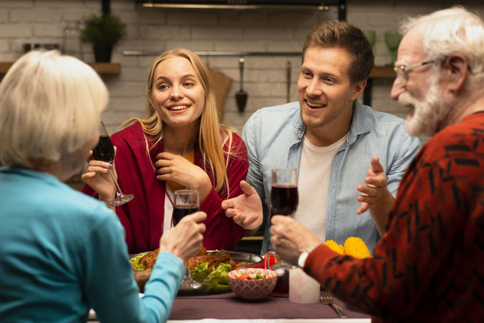 一家人一起聊天端着酒杯