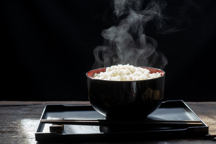 黑底黑碗蒸米饭热腾腾的米饭在碗里选择性聚焦热食健康