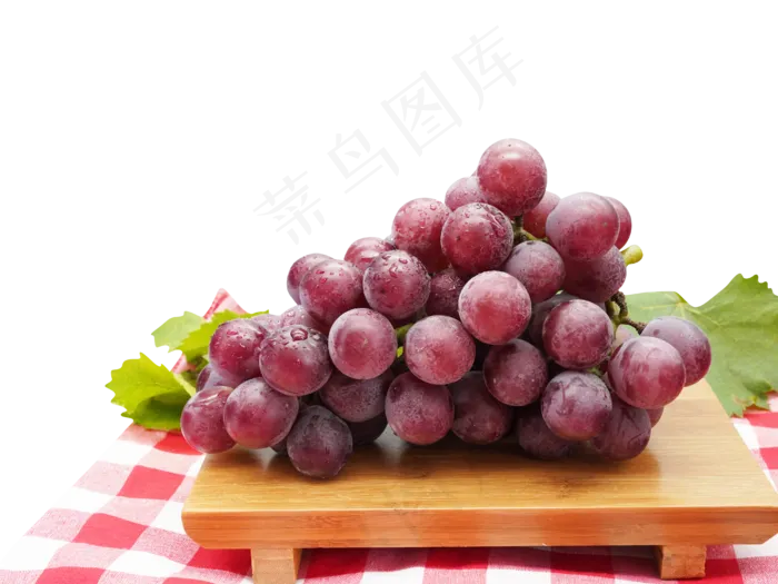 木盘装紫色葡萄