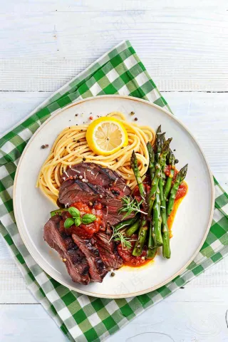 西餐牛排美食摄影图