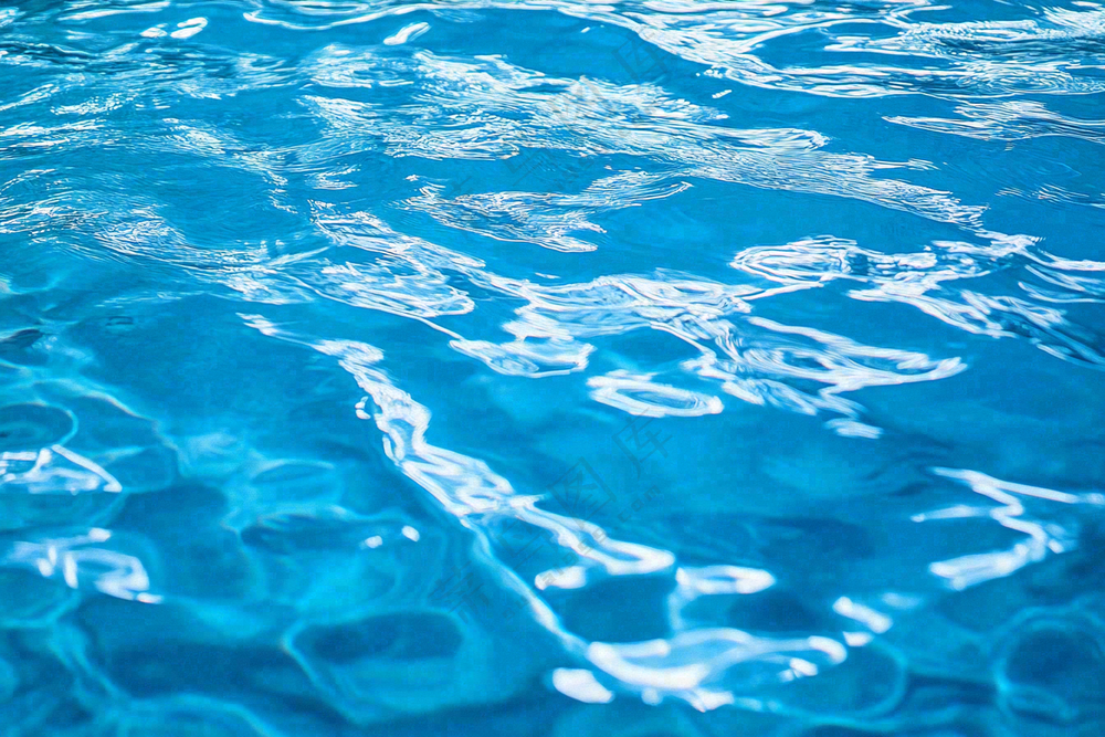 蓝色的游泳池水池摄影图