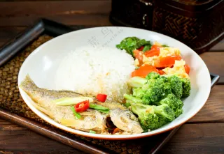 煎鱼饭套餐美食图片