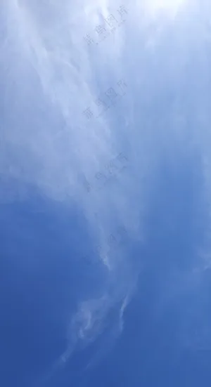 蔚蓝天空和白云