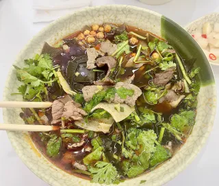 生烫牛肉面美食图片