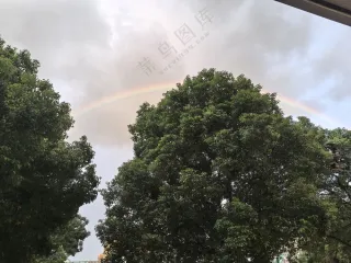 商场门口偶遇彩虹