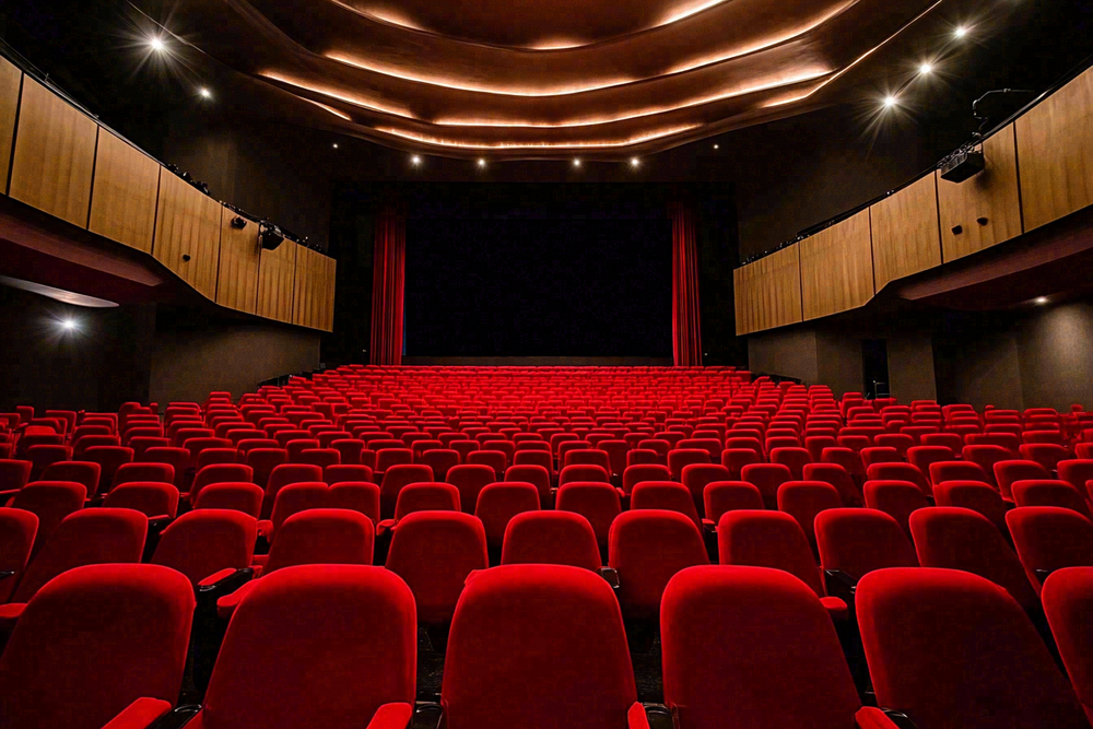 豪华电影院观影场景摄影图