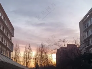 多种颜色的的云堆积在一起