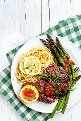 西餐牛排美食摄影图