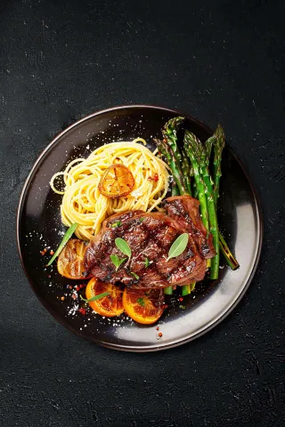 西餐牛排美食摄影图