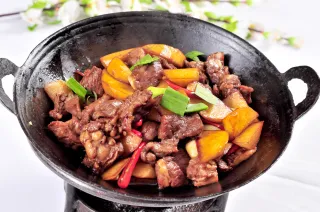 干锅牛腩炖土豆美食图片