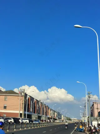 午后蔚蓝色天空