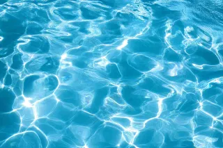 蓝色的游泳池水池摄影图