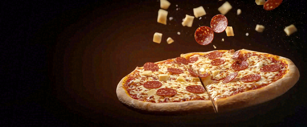 美味的披萨芝士培根腊肠美食摄影图