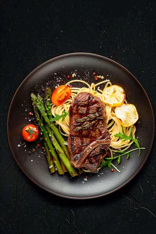 西餐牛排美食摄影图