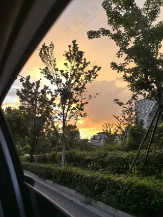 车窗边的落日
