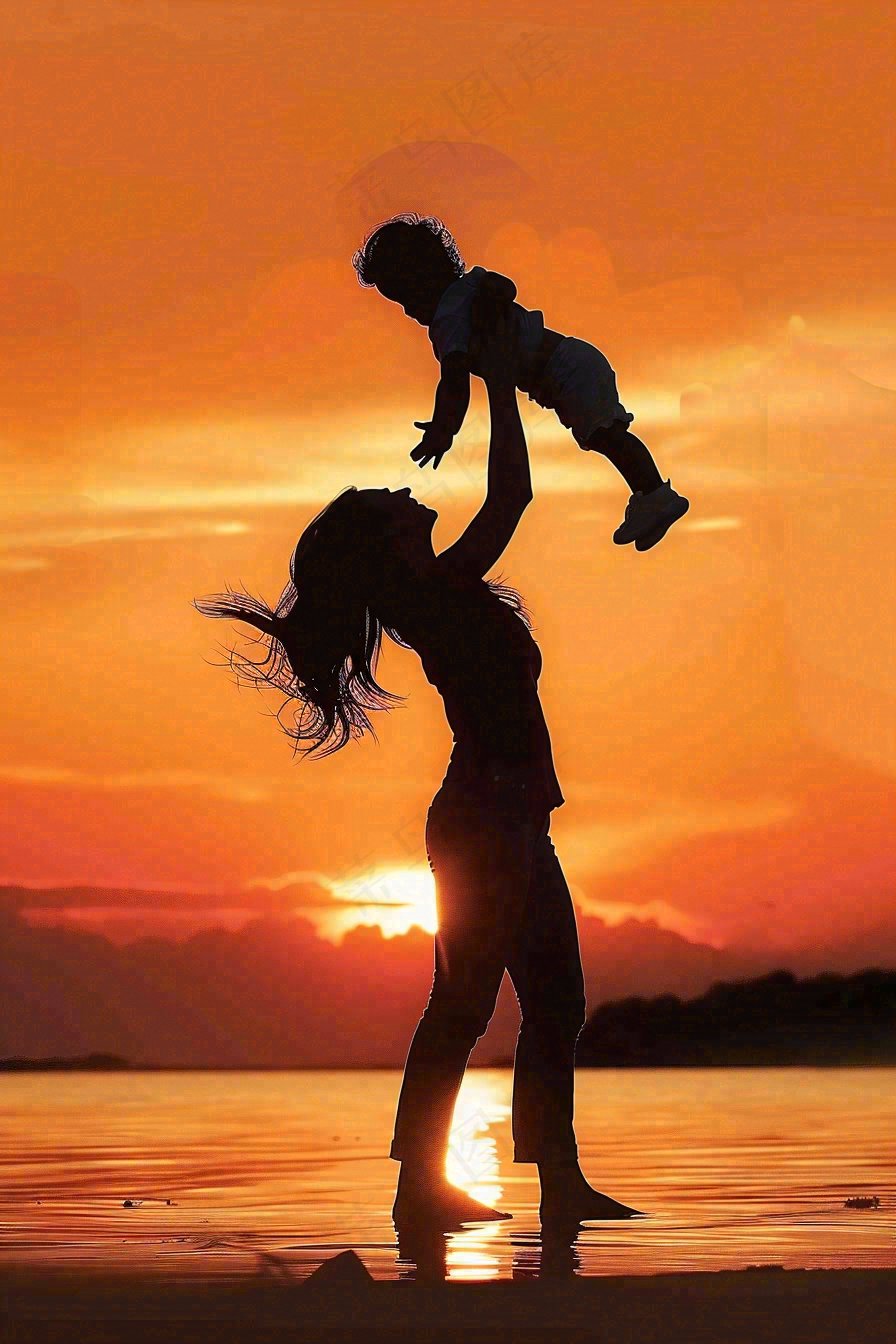 母亲节晚霞妈妈抱孩子温馨摄影图