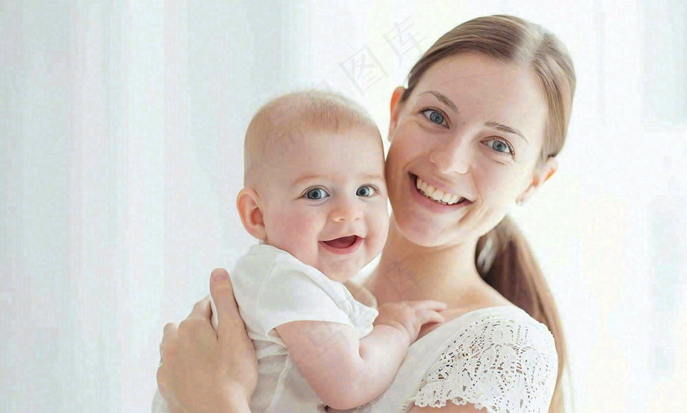妈妈抱着孩子宠爱母亲节摄影图