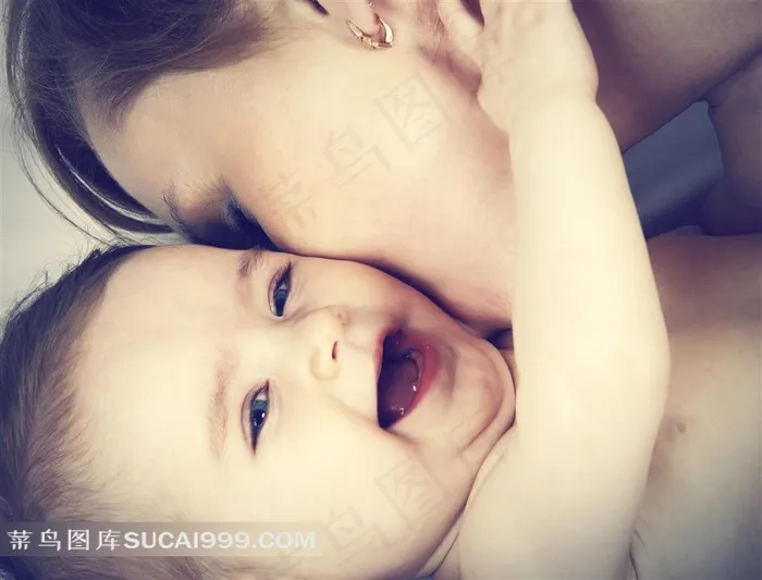 母亲和婴儿系列 - 亲吻宝宝的幸福母亲