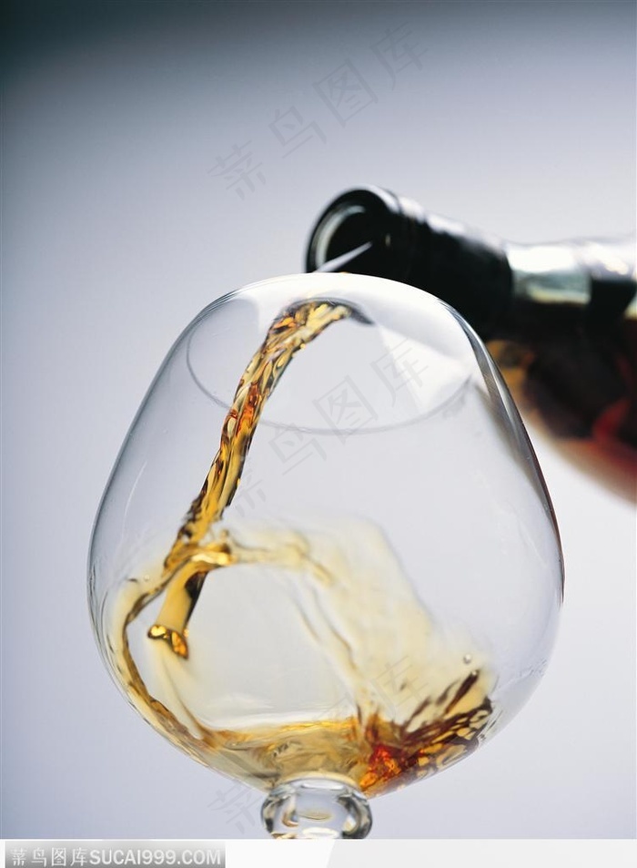 红酒倒入高脚杯中的酒水