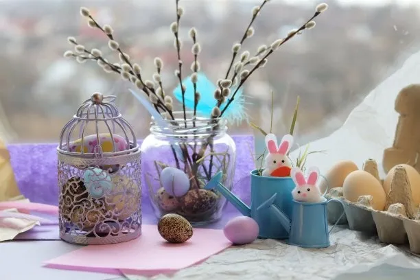 复活节装饰，鸡蛋，木片表面的柳枝
