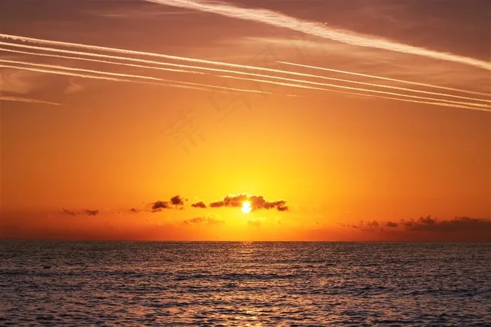 落日余晖下的平静海面摄影高清图片