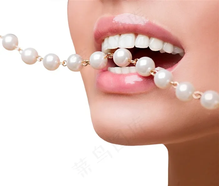 嘴巴里含着珍珠项链的美女高清图片