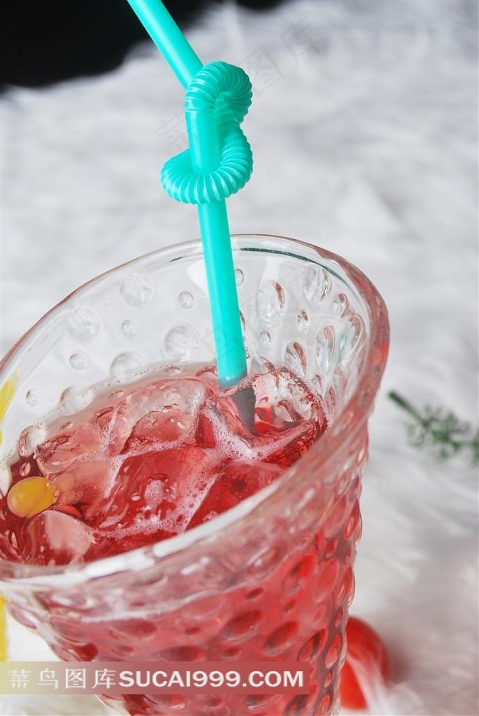 冰镇黑加仑果汁喝冰块