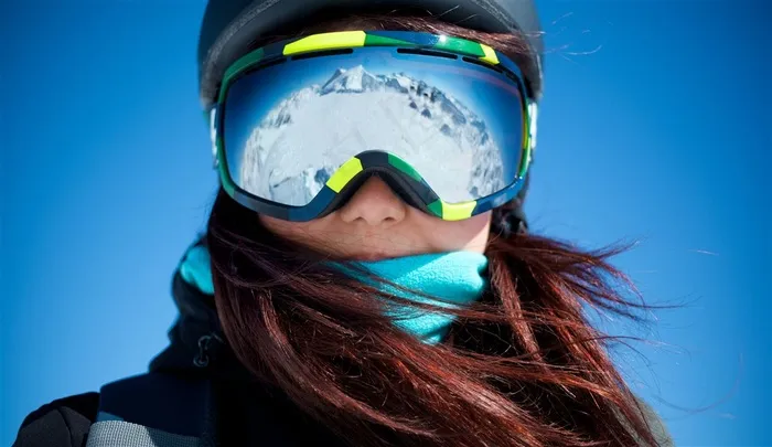 滑雪装扮戴着滑雪眼睛的美女