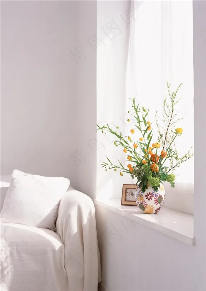 清新浪漫纯白沙发窗台橙色翠绿插花装饰现代简约室内家居图片素材