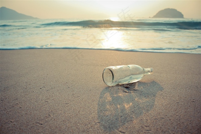 本素材作品名称为海边的漂流瓶,素材编号是2696518, 是一张格式为:jpg