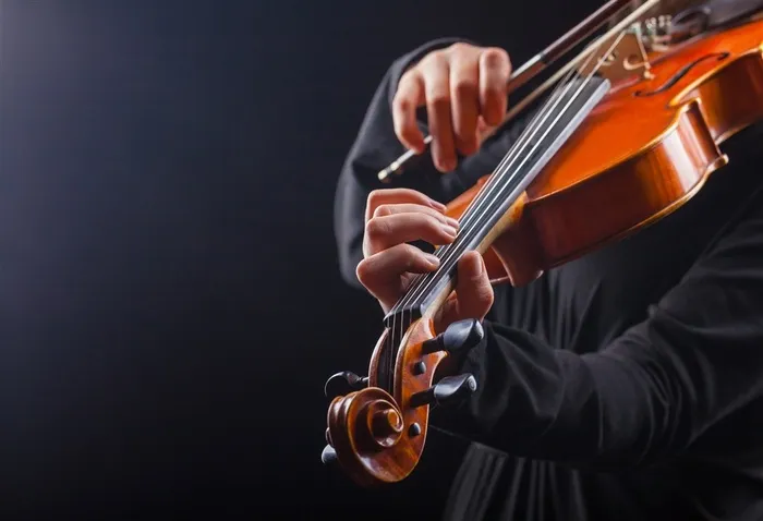 拉小提琴的艺术家高清图片