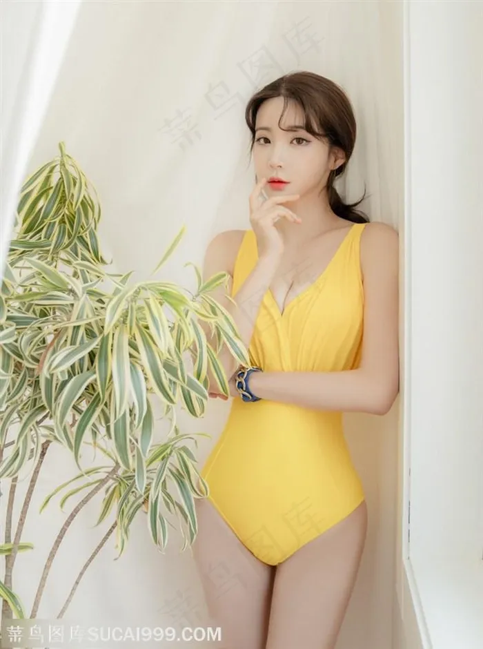 靠在墙边的超清韩国美女模特柳京图片