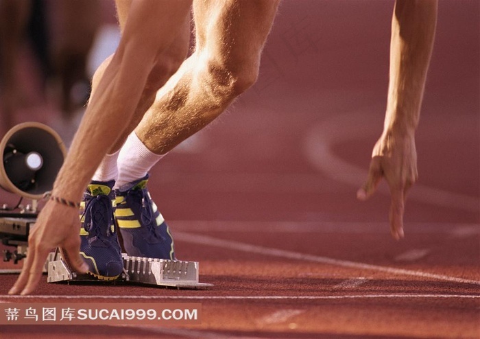 赛道的运动员起跑特写