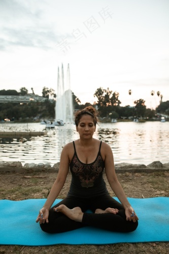 瑜伽冥想打坐姿势图片
