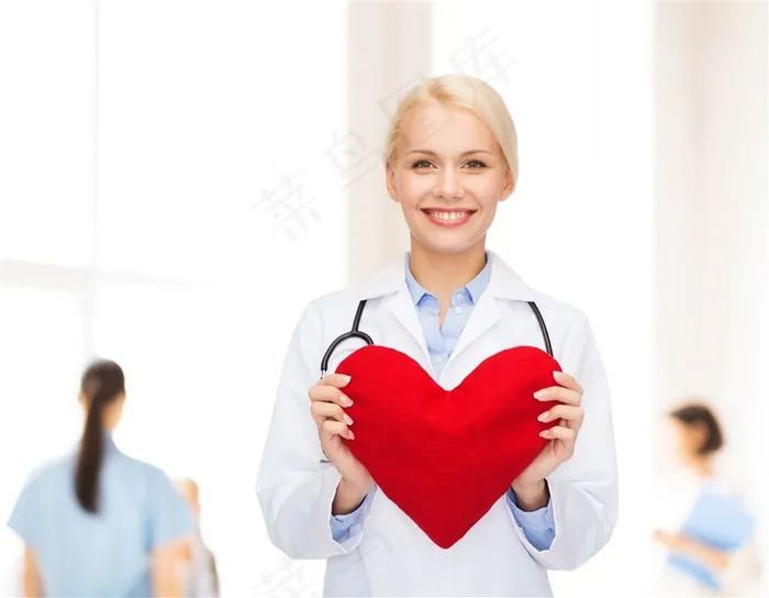 医疗护理系列之抱着红色心形抱枕的女医生医学图片