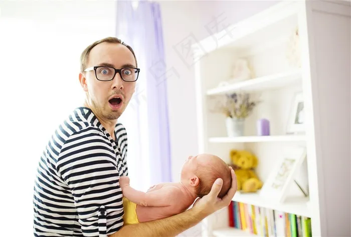 抱着新生儿惊讶的男士高清图片