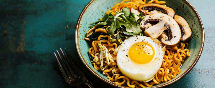 美食方便面鸡蛋意面西餐简餐摄影图