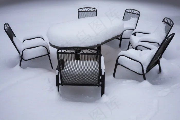 白雪覆盖的桌椅图片