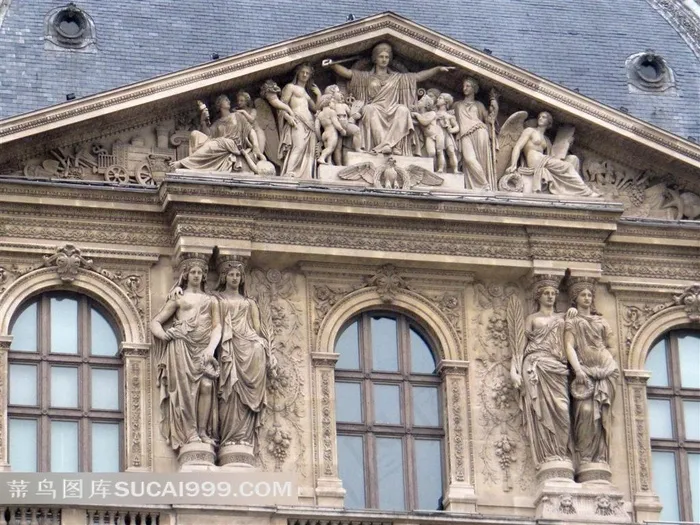 巴黎卢浮宫建筑墙体上的欧洲古典主义浮雕艺术