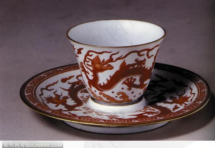 中华传统-褐色的龙茶杯