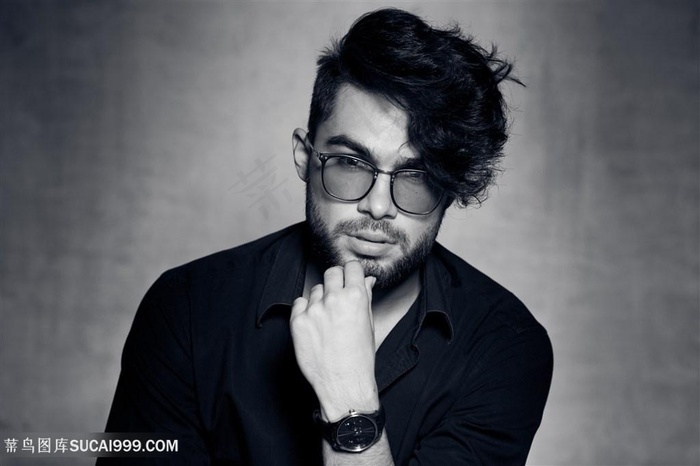 摸着下巴的国外设计师黑白