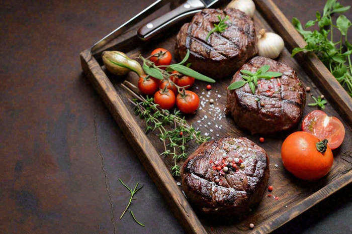 西餐美食牛肉羊肉烤肉扒类番茄食品摄影图