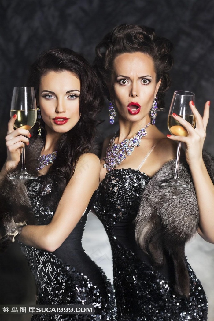 欧美女生喝酒图片