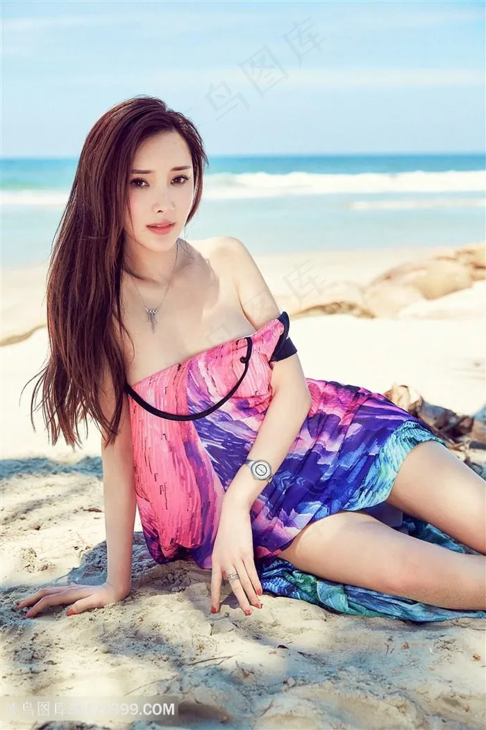 坐在沙滩上的清纯美女图片